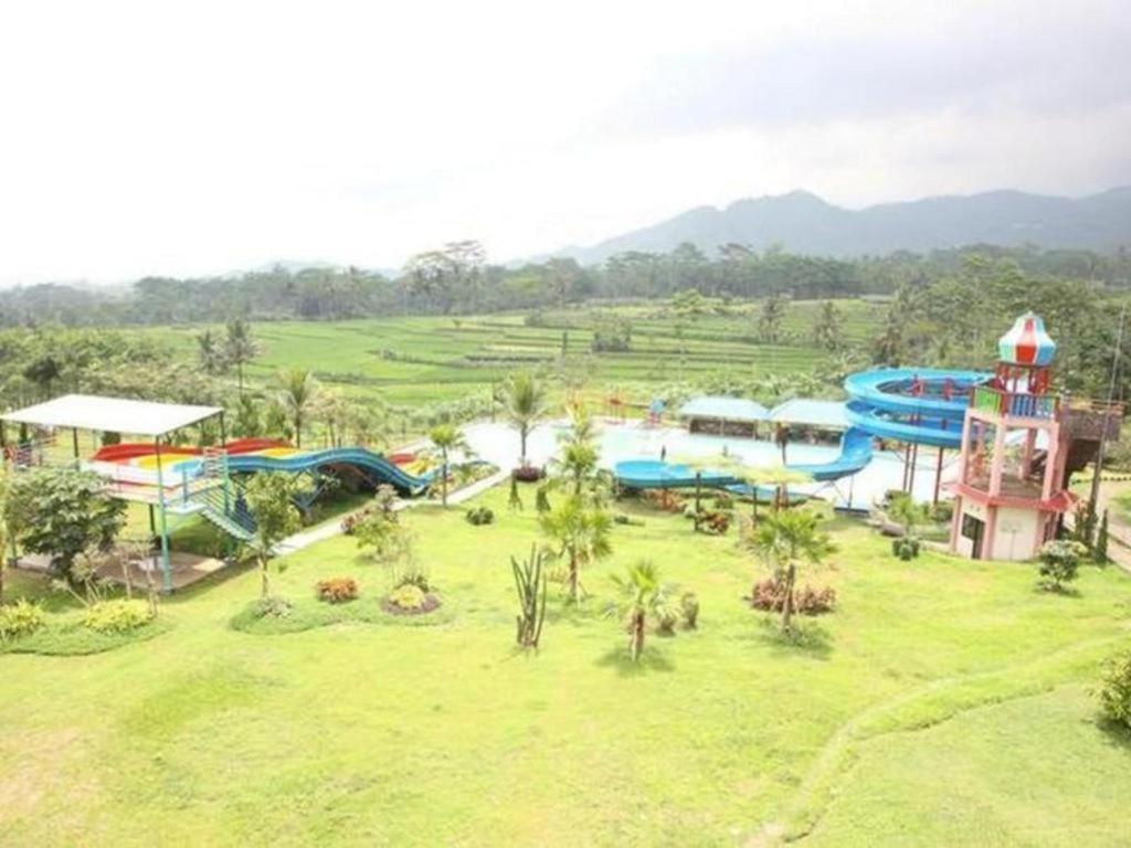 Green Valley Resort Purwokerto Exterior photo